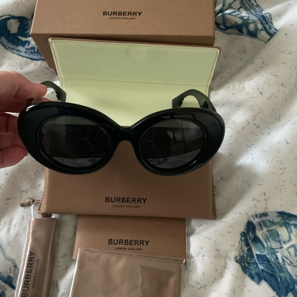 Authentic Burberry Black Oval Sunglasses for Women - Picture 4 of 6